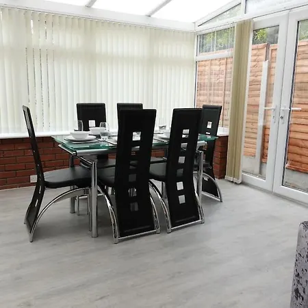 Stylish 3 Bedroom House Near Nec, Centre
